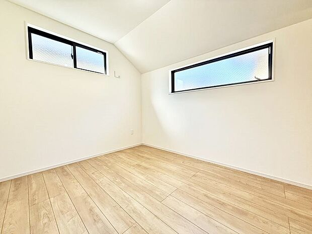 ■落ち着いた色合いの壁面、ゆっくり寛げるバスルーム