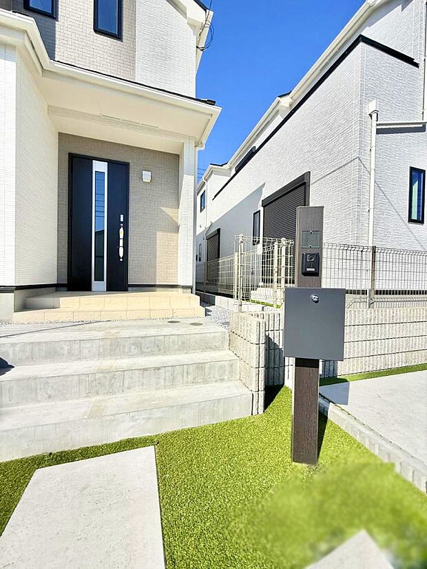 ■ シンプルで美しく、住まいの第一印象を彩る玄関です