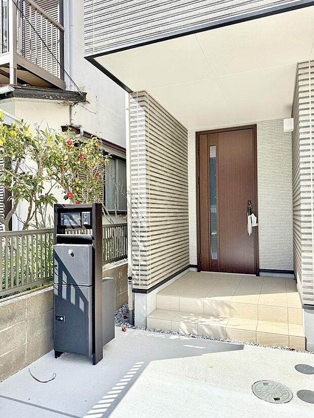 ■ シンプルで美しく、住まいの第一印象を彩る玄関です