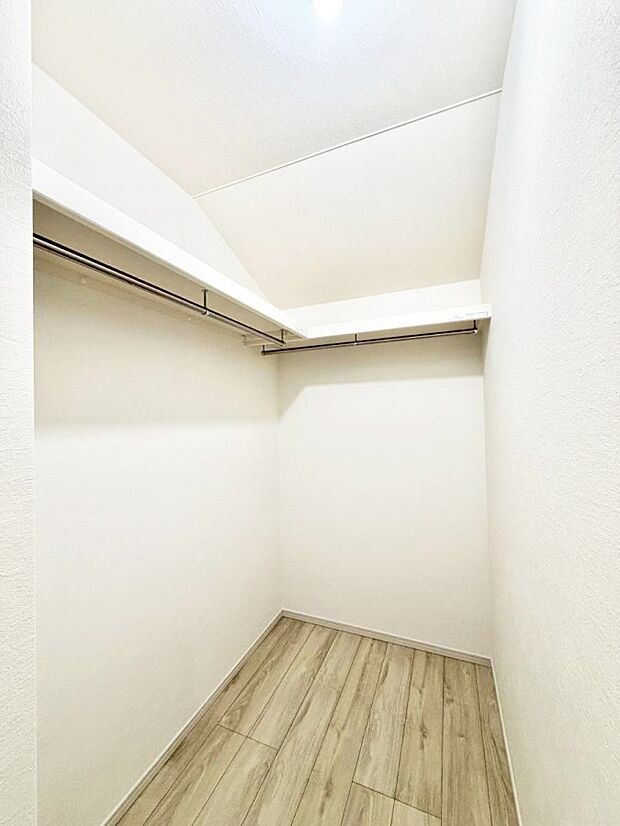 ■季節の洋服も、思い出の小物もすっきり収納できるウォークインクローゼット付
