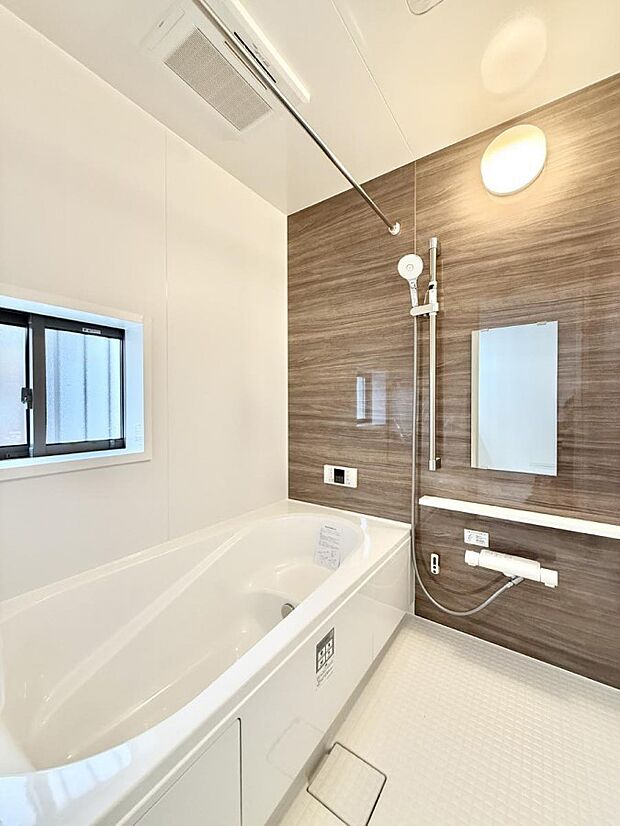 ■落ち着いた色合いの壁面、ゆっくり寛げるバスルーム