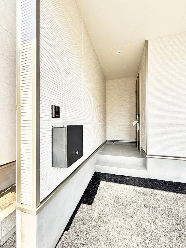 2号棟 ■ シンプルで美しく、住まいの第一印象を彩る玄関です