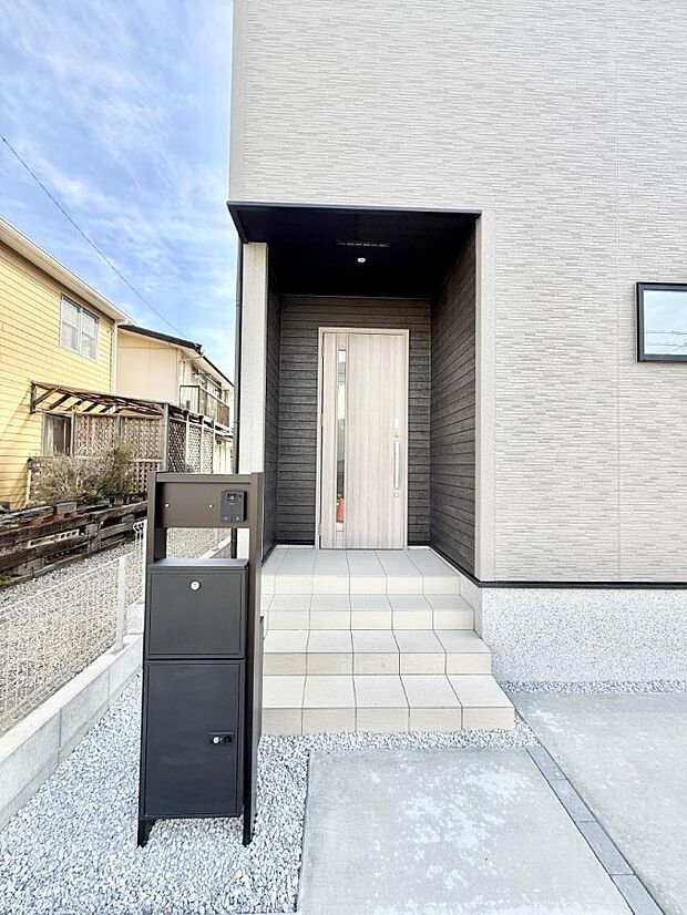 ■ シンプルで美しく、住まいの第一印象を彩る玄関です