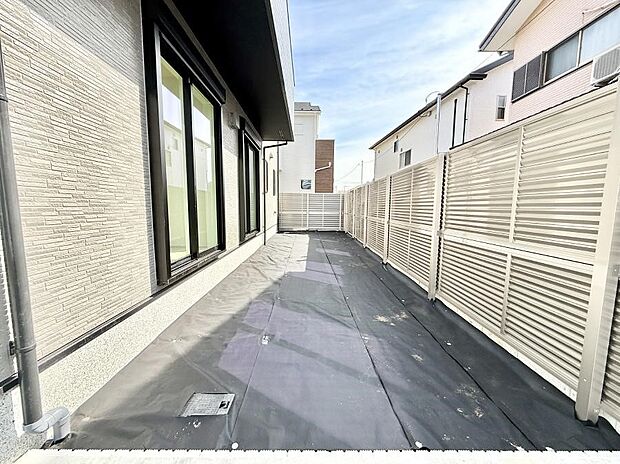 ■季節の移ろいを感じられる、落ち着いた雰囲気の屋外空間