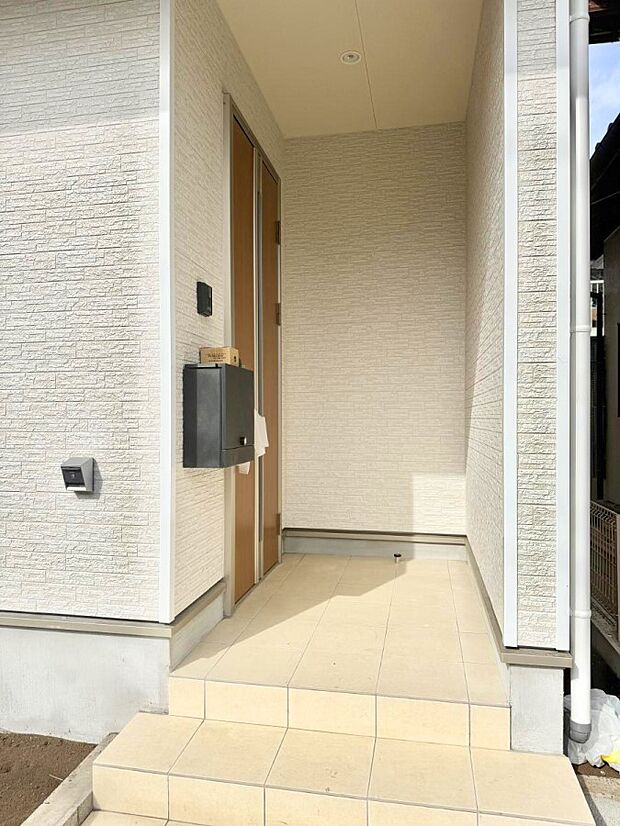 ■ シンプルで美しく、住まいの第一印象を彩る玄関です