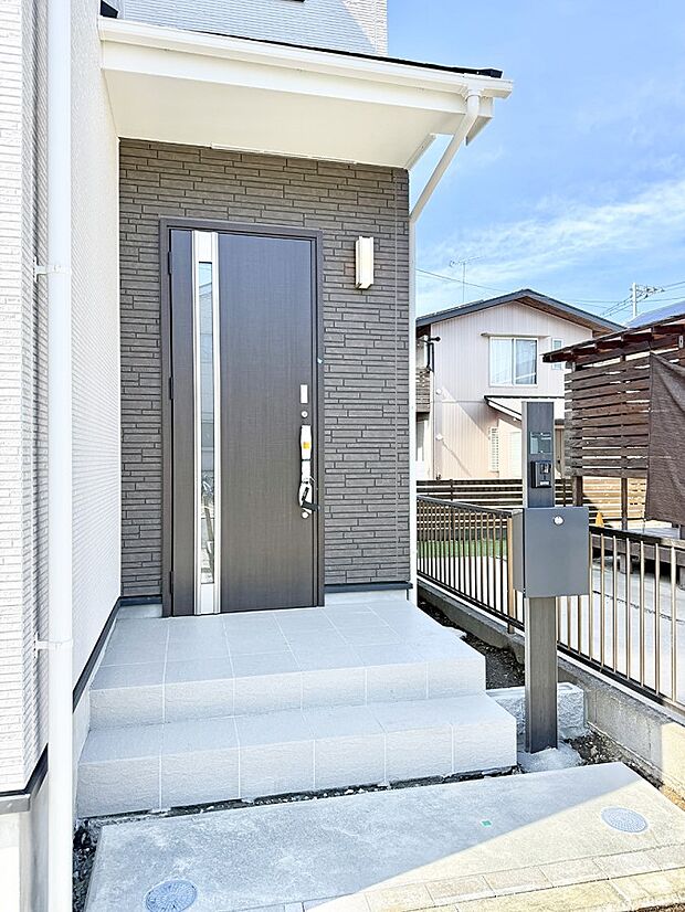 ■ シンプルで美しく、住まいの第一印象を彩る玄関です