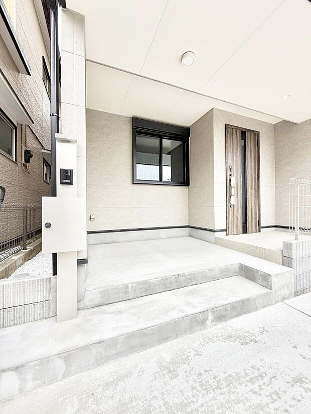 ■ シンプルで美しく、住まいの第一印象を彩る玄関です