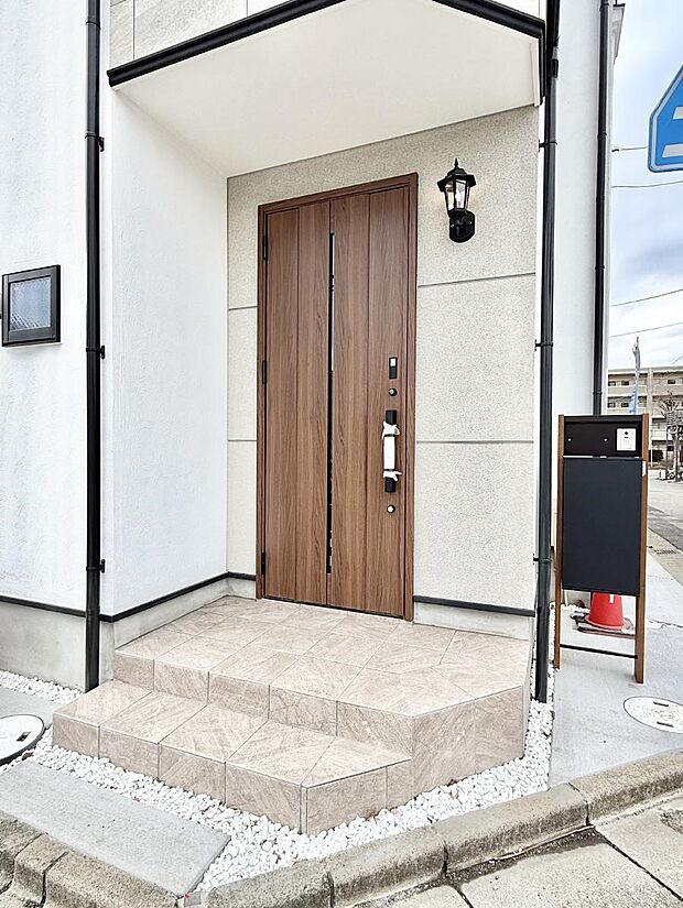 ■ 心地よい暮らしへとつながる、温かい玄関