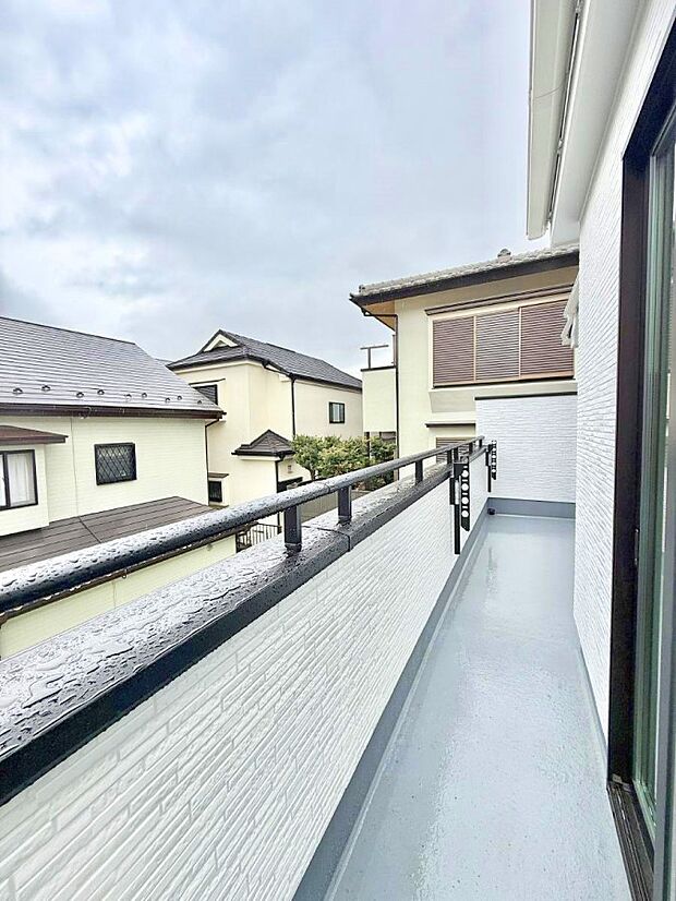 ■ 心地よい風と光を感じる、くつろぎのバルコニー