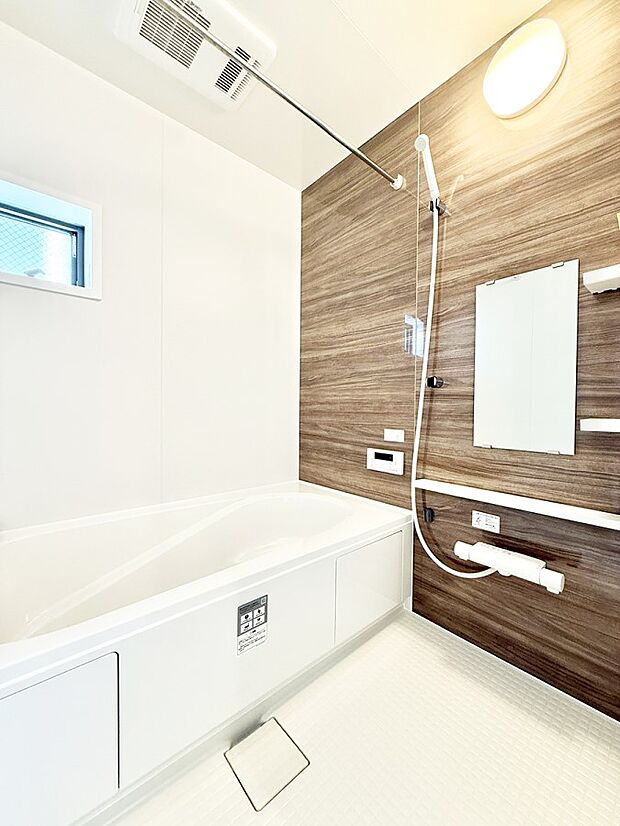 ■落ち着いた色合いの壁面、ゆっくり寛げるバスルーム