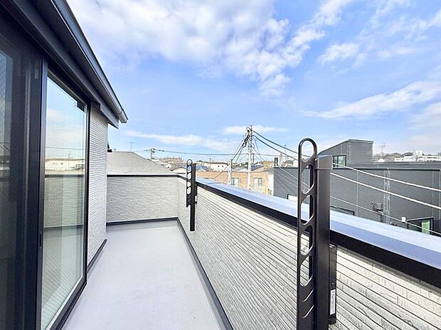 ■ 心地よい風と光を感じる、くつろぎのバルコニー