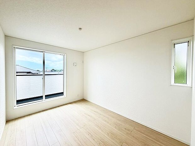 2号棟  ■窓の配置や通気性の良い設計で部屋の空気がこもらず、常に新鮮な空気が流れます