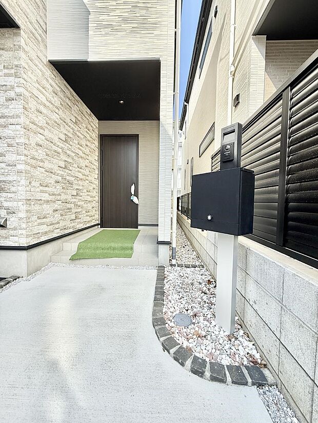 ■ シンプルで美しく、住まいの第一印象を彩る玄関です