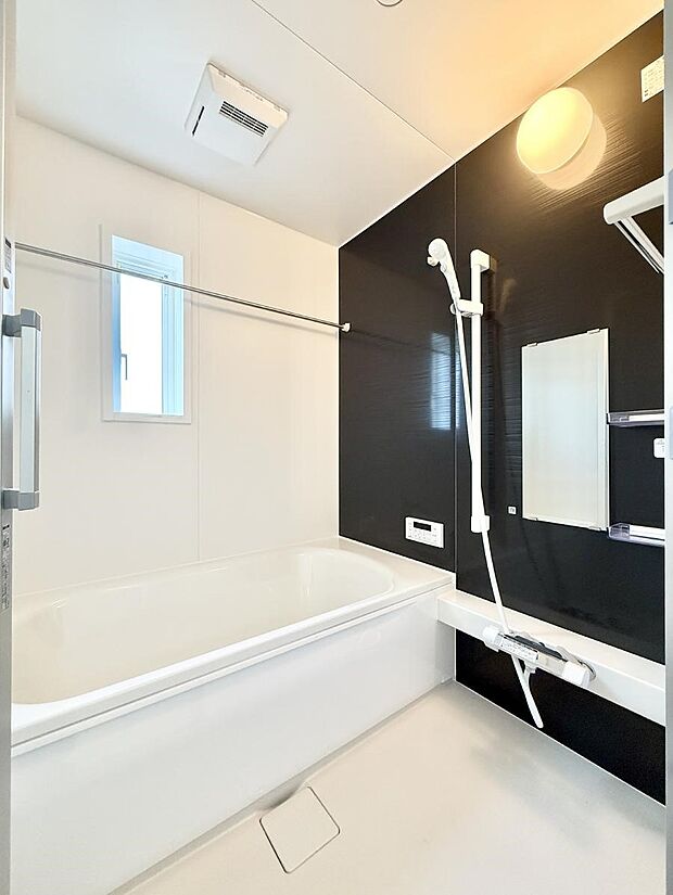 ■落ち着いた色合いの壁面、ゆっくり寛げるバスルーム