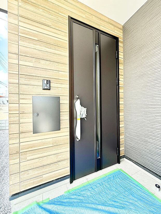 ■ シンプルで美しく、住まいの第一印象を彩る玄関です