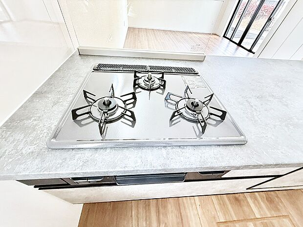 ■3口コンロのシステムキッチンで料理の手順もスムーズに