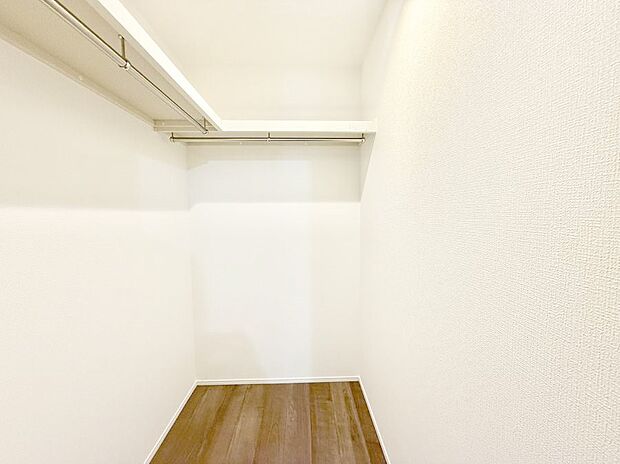 ■季節の洋服も、思い出の小物もすっきり収納できるウォークインクローゼット付  