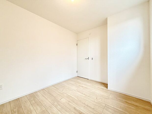 ■シンプルな空間で、収納付きベッドやデスクなど、多機能な家具を活用しやすいです