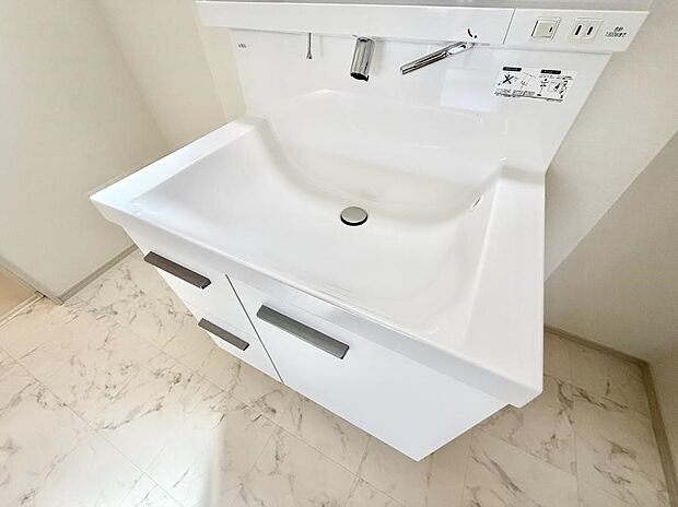 ■細かい部分まで洗いやすく便利なハンドシャワー付き