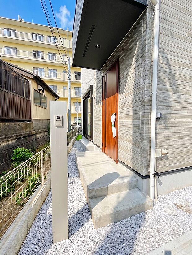 5号棟 ■ シンプルで美しく、住まいの第一印象を彩る玄関です