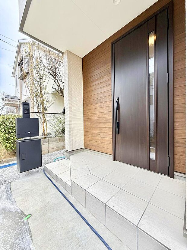 ■ シンプルで美しく、住まいの第一印象を彩る玄関です