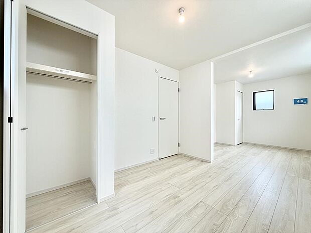 2号棟 ■落ち着いた色合いのお部屋で穏やかな時間を楽しめます