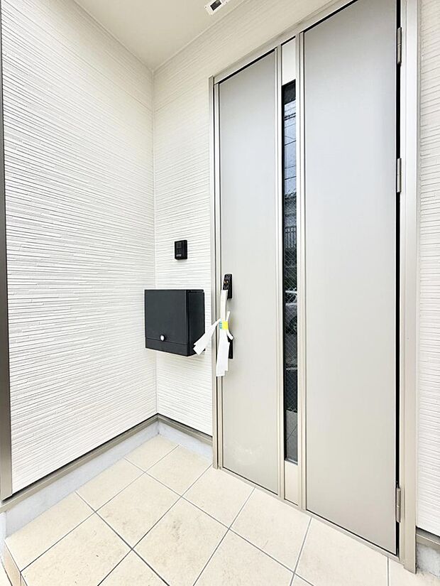 2号棟 ■ シンプルで美しく、住まいの第一印象を彩る玄関です