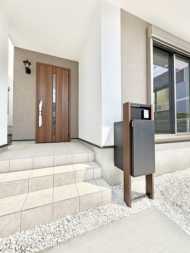 ■ 心地よい暮らしへとつながる、温かい玄関