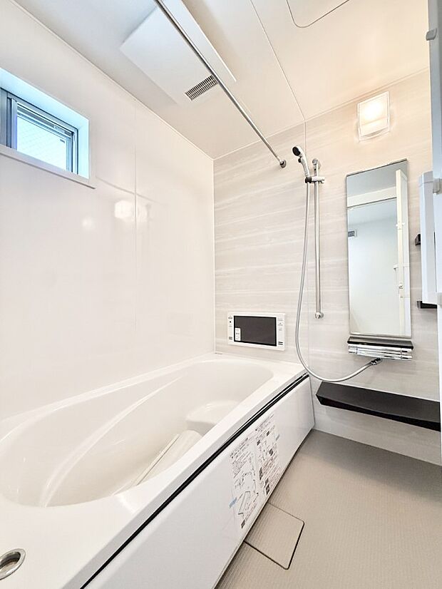 ■落ち着いた色合いの壁面、ゆっくり寛げるバスルーム