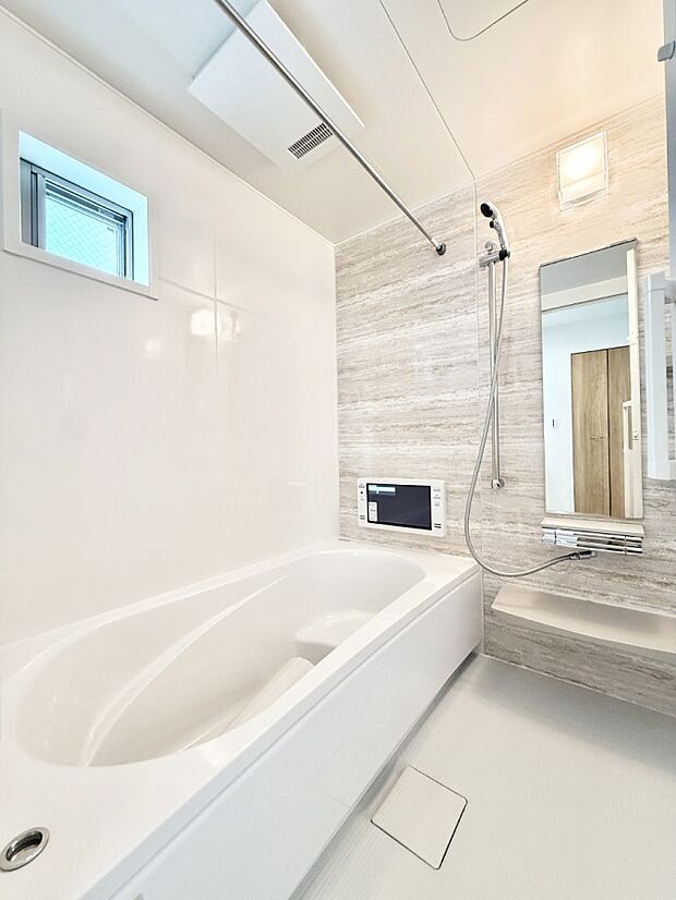 ■落ち着いた色合いの壁面、ゆっくり寛げるバスルーム