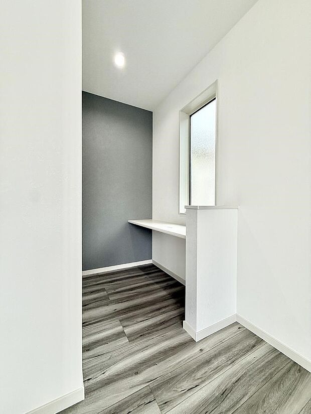 ■勉強・テレワークなど様々な用途で使えるカウンター付き  