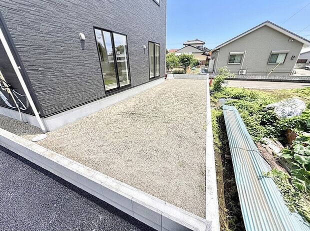 1号棟 ■敷地内にゆとりある緑のスペースがあり、穏やかな雰囲気です