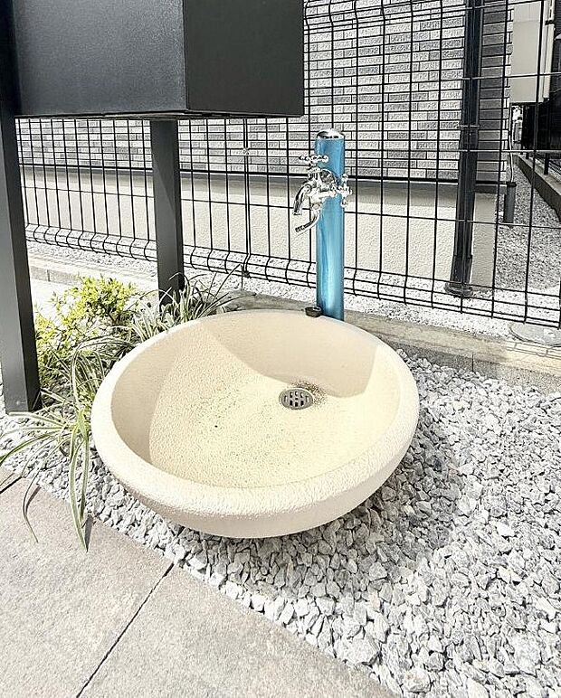 ■ガーデニングや洗車などの際に大活躍な屋外立水栓  