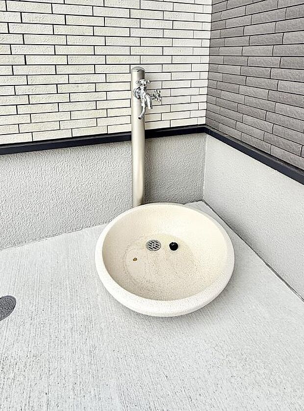 ■ガーデニングや洗車などの際に大活躍な屋外立水栓  