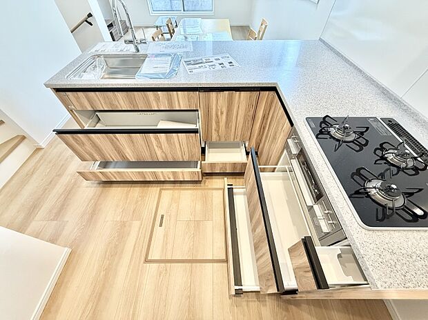 ■シンプルで機能的、毎日使いやすいキッチン