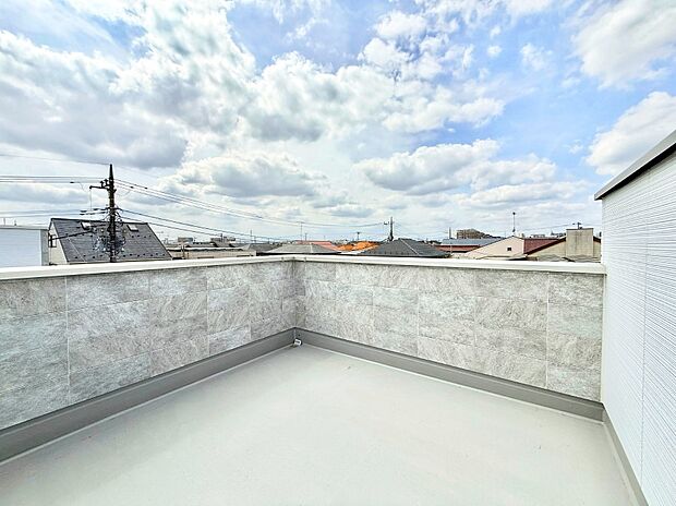 ■ 心地よい風と光を感じる、くつろぎのバルコニー