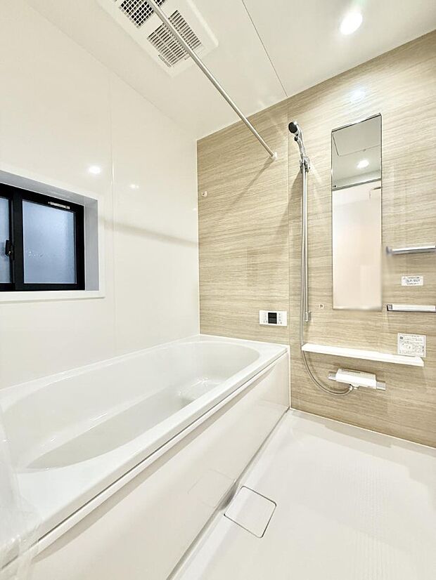 ■落ち着いた色合いの壁面、ゆっくり寛げるバスルーム