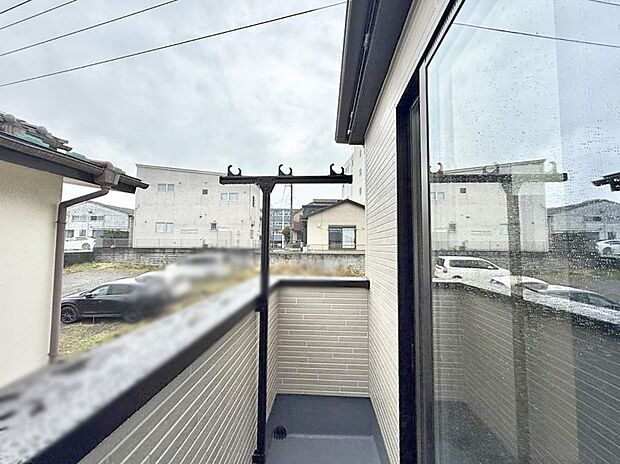 ■ 心地よい風と光を感じる、くつろぎのバルコニー