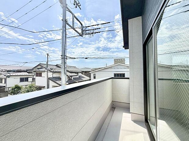 1号棟  ■ 季節の移ろいを感じられる開放的な空間です
