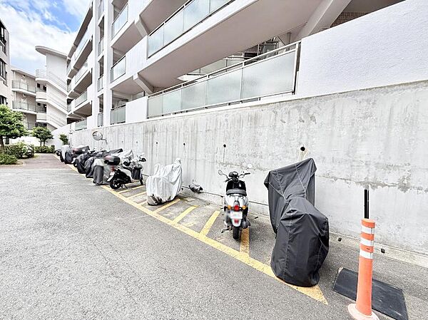 ■敷地内に駐輪場を完備しており、自転車の利用もスムーズです