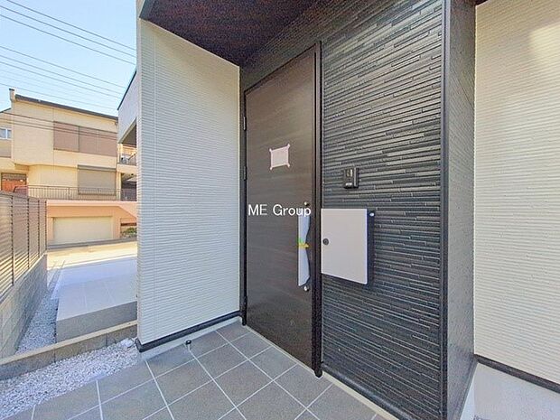 ■ シンプルで美しく、住まいの第一印象を彩る玄関です