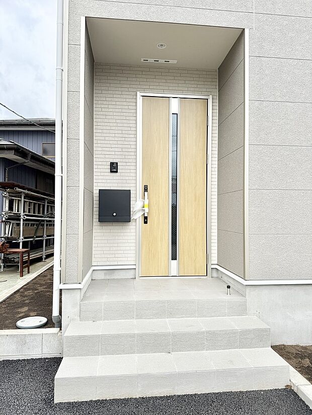 2号棟  ■ シンプルで美しく、住まいの第一印象を彩る玄関です