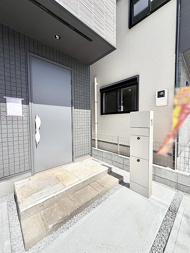 2号棟 ■ シンプルで美しく、住まいの第一印象を彩る玄関です