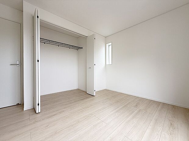 7号棟 ■落ち着いた色合いのお部屋で穏やかな時間を楽しめます