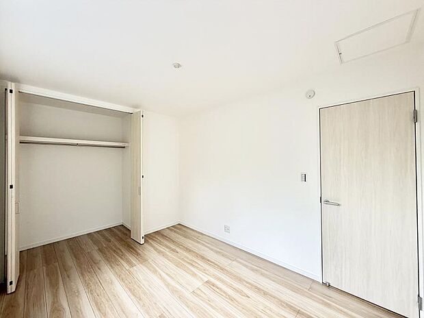 5号棟 ■落ち着いた色合いのお部屋で穏やかな時間を楽しめます