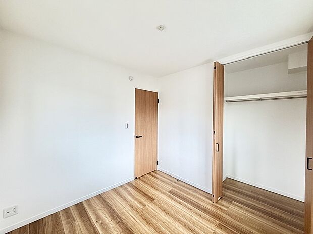 4号棟  ■落ち着いた色合いのお部屋で穏やかな時間を楽しめます