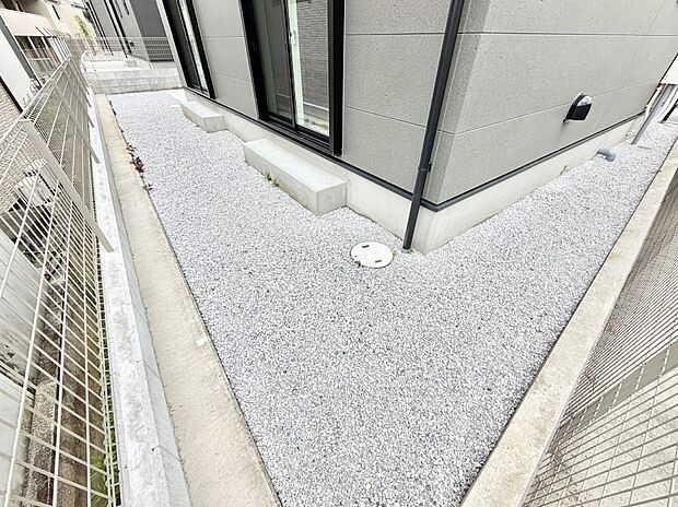 3号棟 ■季節の移ろいを感じられる、落ち着いた雰囲気の屋外空間