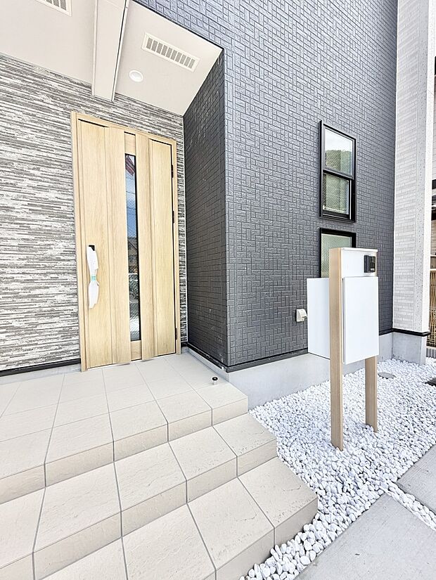 1号棟 ■ シンプルで美しく、住まいの第一印象を彩る玄関です