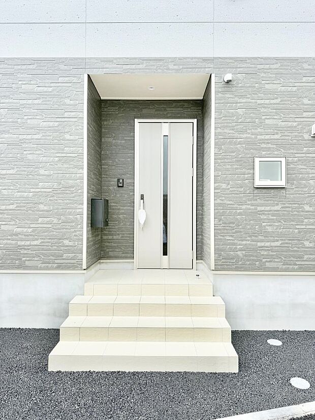 2号棟  ■ シンプルで美しく、住まいの第一印象を彩る玄関です