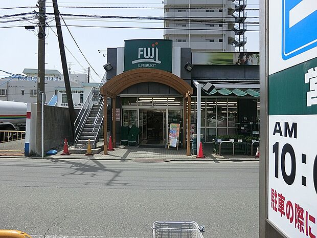 スーパー 874m FUJI北久里浜店